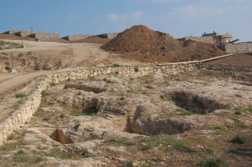 Nell’isola sarda si trova la necropoli di Tuvixeddu, la più estesa del Mediterraneo