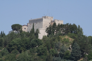 Castello Monforte con vista oltre regione