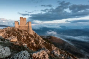 Rocca Calascio, un punto di osservazione privilegiato tra pace e bellezza
