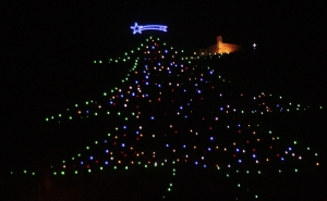 L&#039;albero di Natale più grande del mondo torna ad illuminarsi a Gubbio per merito di un ospite d&#039;eccezione, il Presidente della Repubblica Giorgio Napolitano