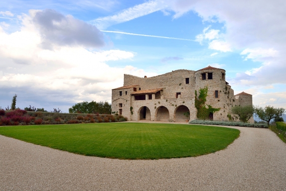 Il Castello di Procopio, un tempo in stato di degrado, ha riacquistato tutto il suo splendore, divenendo un resort di lusso